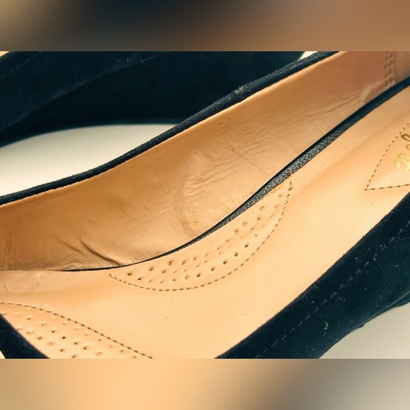 DEXFLEX wedge pump 3” heels black “suede” gold chain - Picture 9 of 10